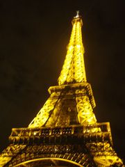 Vili Eiffel Tower at night.jpg